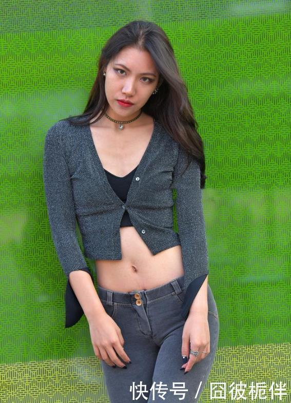  「气质」美女街拍：甜美气质的小姐姐，苗条身姿，特别有魅力！