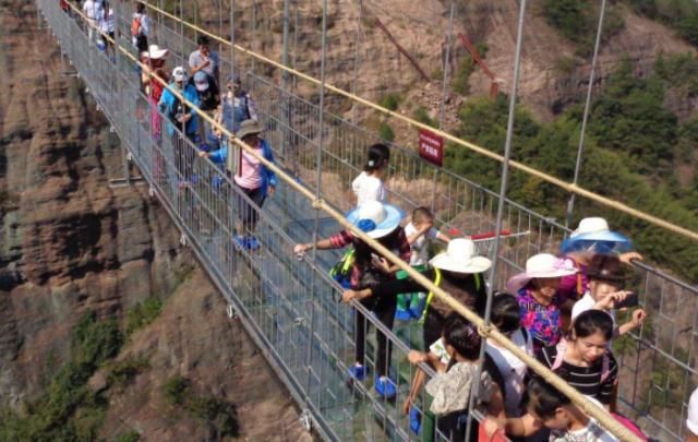 打卡全透明玻璃桥景区，看杀年猪仪式，享年猪宴