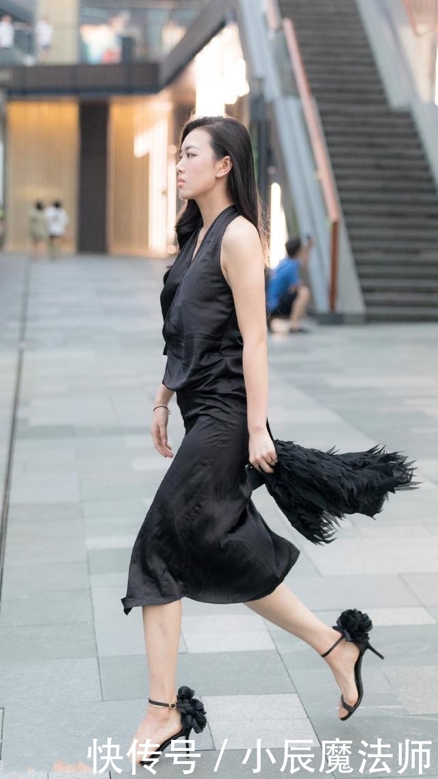 「展现」路人街拍,小姐姐身着小黑裙,展现一双白皙的美腿