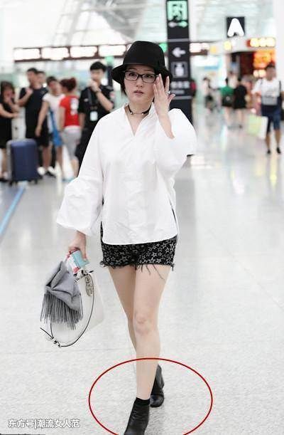 46岁杨钰莹与41岁林心如同现机场，相差5岁气质差距却那么大