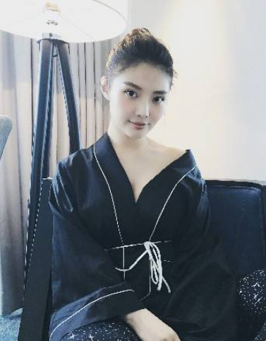 徐冬冬的身材比柳岩还要好？紧身连衣裙勾勒出傲人的曲线。