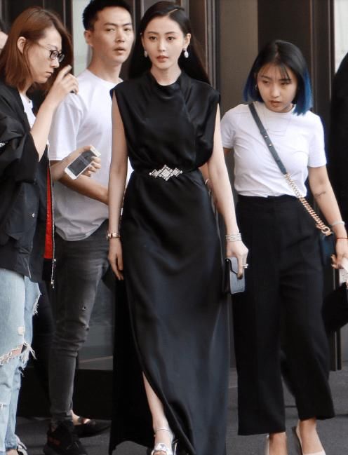 张天爱出席活动，身穿黑色长裙配红唇明艳动人，踩恨天高气场十足