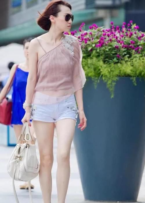  「大方」潮范儿女神来了，街拍：风流蕴藉的小姐姐，一件粉色上衣配蓝色短裤，时尚大方气质