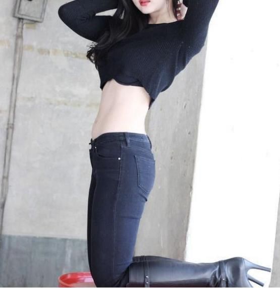 很能显身材的紧身裤，让女人的美丽身材更显动人！