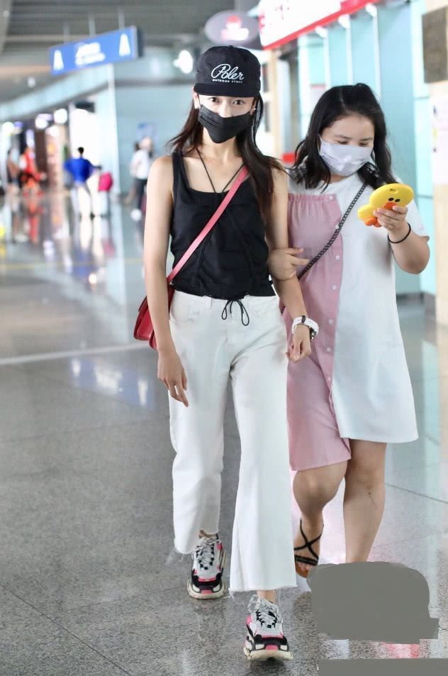 88斤的吴谨言穿小码衬衫裙都塞不满，网友：身材又瘦又柴！