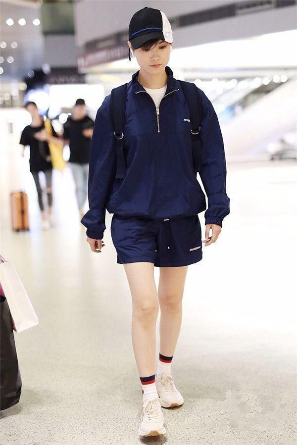 李宇春这“鞋跟”也是细的可怕?太拼了，隔着屏幕都感觉到脚疼!