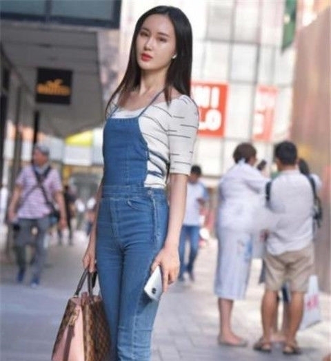 碎花:街拍:一袭白色碎花连体裙,傲人的气质,更显阳光活力美