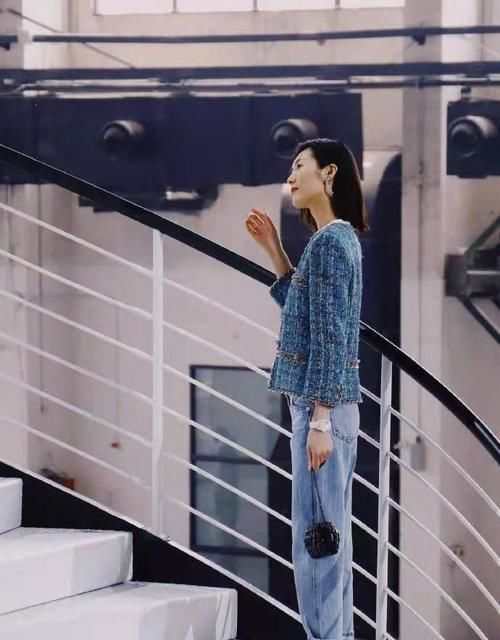  『名媛』“大衣+牛仔裤”失宠了，学刘雯搭这件“外套”，穿出优雅名媛范