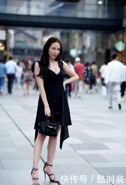  穿着■路人街拍，美女身材高挑气质不错，牛仔裤穿着很显腿长