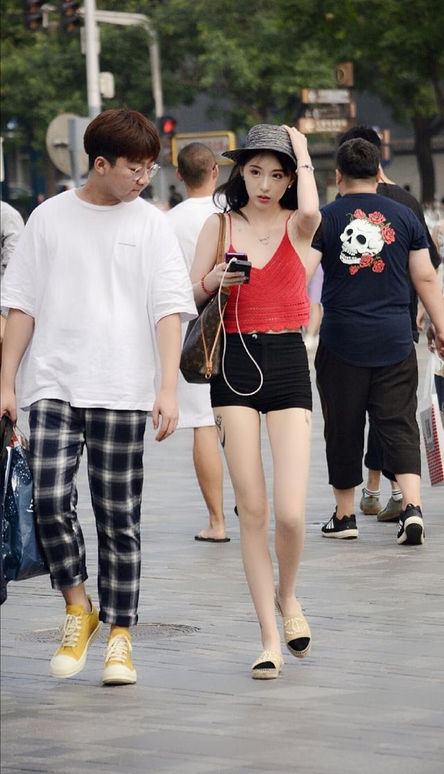 路人街拍,图二小姐姐很是性感,从旁边小哥眼神中就能知道