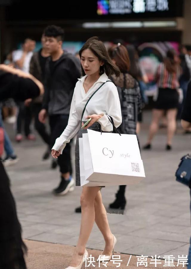 「凸显出」美女脚上穿着一双高跟鞋,凸显出她那修长的下半身,显高又显气质