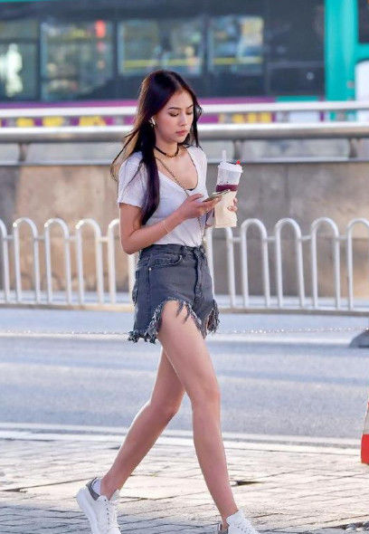  清秀@街拍：小姐姐穿黑色露肩短裙，长发飘飘，清秀俊逸