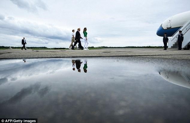 特朗普夫人梅兰妮亚在新泽西莫里斯城转机，穿绿色线衣白色裤子