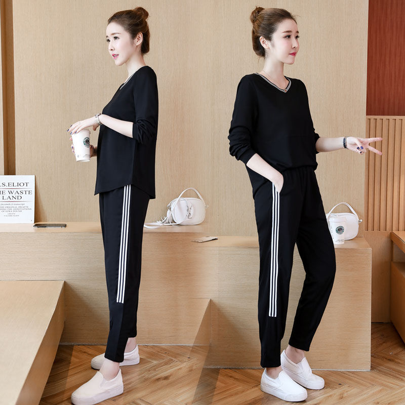 今年秋季流行穿黑色服装!显嫩显白，显瘦显高，40岁女人穿更美