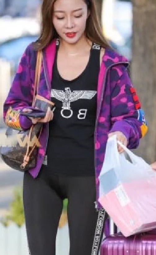 时尚美女身穿运动紧身裤大秀魔鬼身材好身材