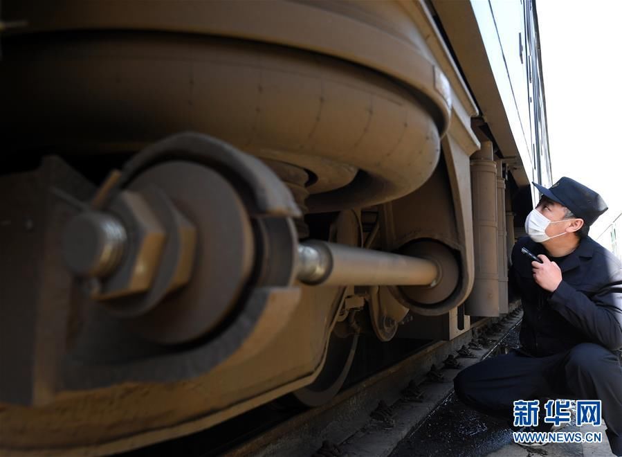  『郑州车辆段客车检车』修护“开往春天”的列车