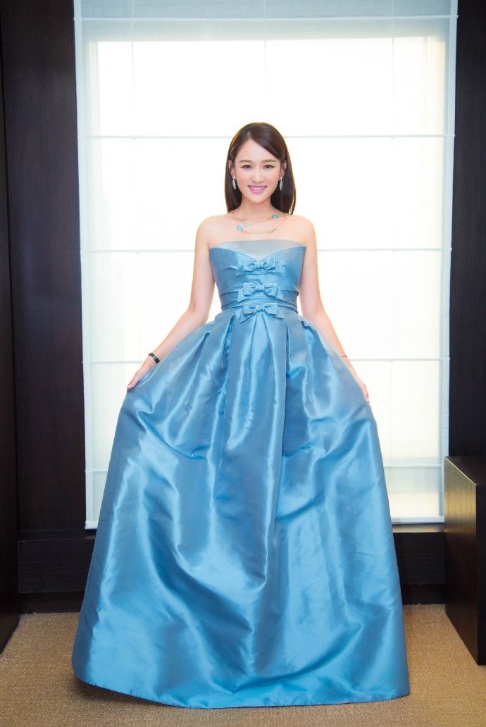 陈乔恩:皮肤白皙，妆容妩媚