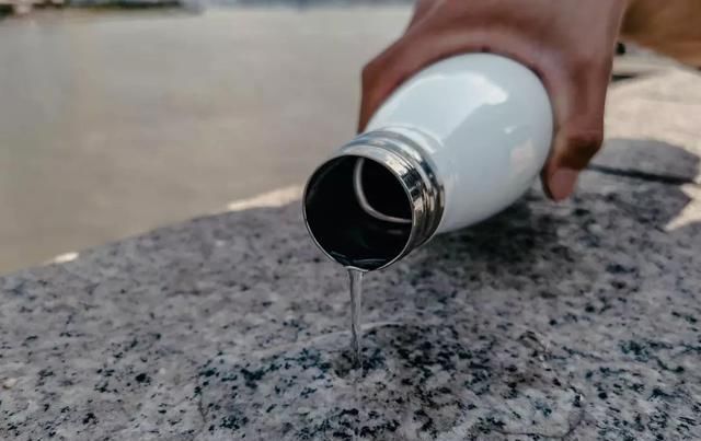 为了一滩水大打出手,这就是摄影的魅力