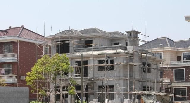 为什么现在越来越多的人回农村自建房而不愿买房了呢？其实很简单