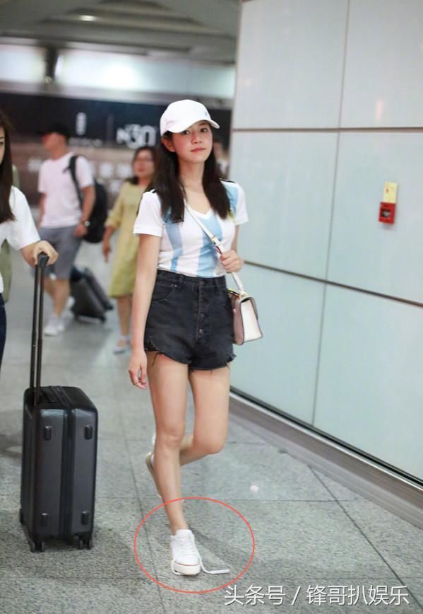 真服了陈妍希，只顾凹造型鞋带都不系好，想像奚梦瑶那样摔一跤？