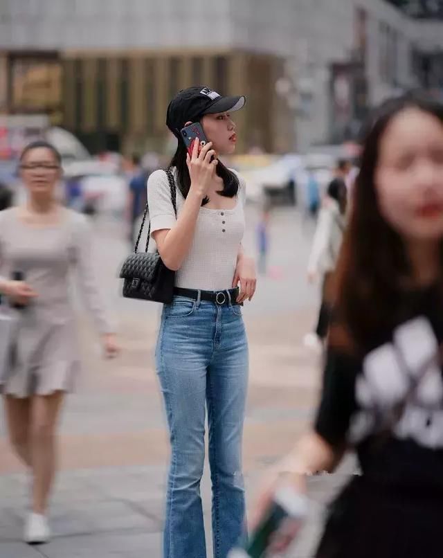 #优雅#美女穿银色的高跟鞋,凸显出高贵与知性的气息