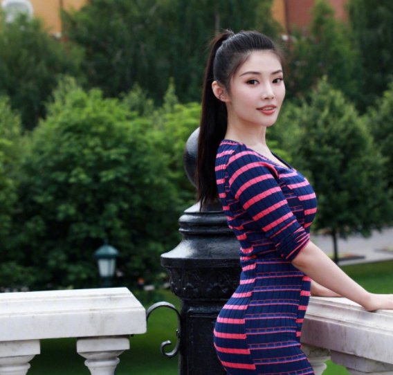 徐冬冬身穿紧身裙前凸后翘，好身材展现得淋漓尽致!