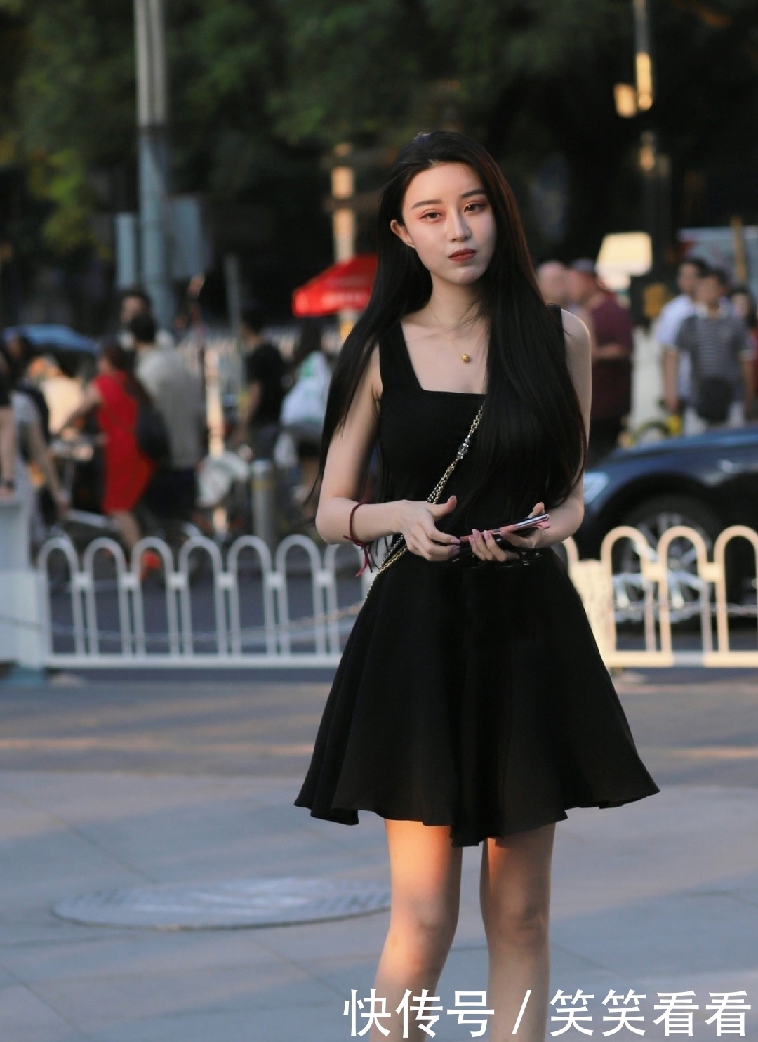 低调|小黑裙少女,美得很低调