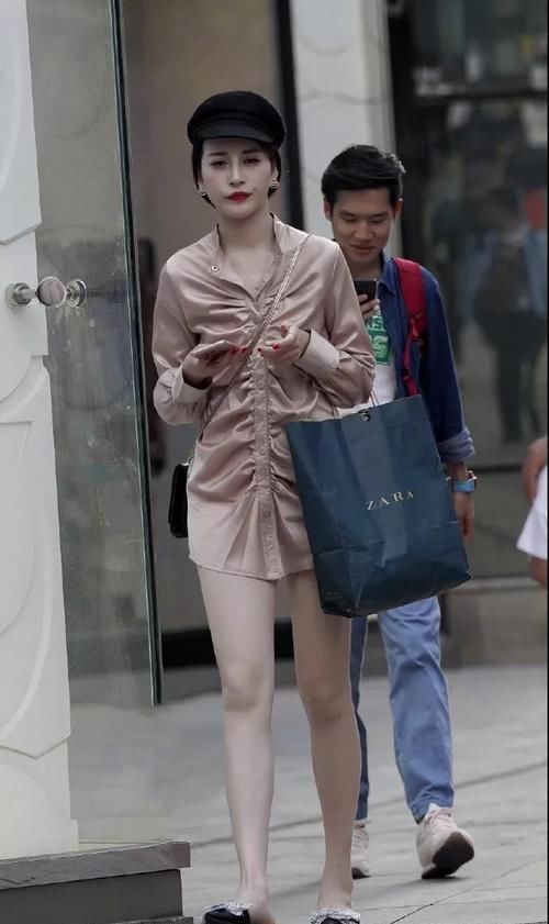  风范|街拍美女：高冷时尚的穿搭参考，尽显女王风范