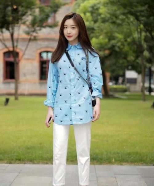  「美女」街拍：皮肤白皙的美女，一件浅蓝色衬衫配白色裤子，时尚优雅气质