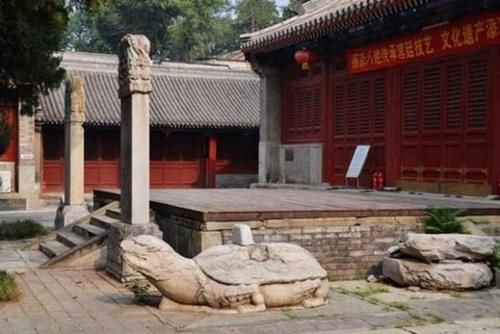 中国最神秘的寺庙，500年来大门紧闭，有人翻墙入内，景象不堪入