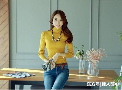 好想办公室有这样的紧身牛仔裤美女，清新淡雅不失成熟稳重！