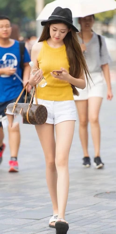 小姐姐穿白色热裤曼妙身姿值得一看，非常随意休闲的打扮