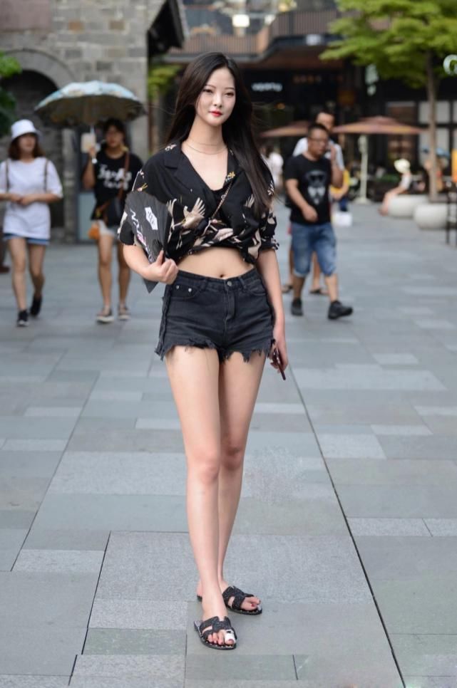 『美女』美女街拍:这期小姐姐都是神仙颜值,看到图五露腰,就已经扛不住了!