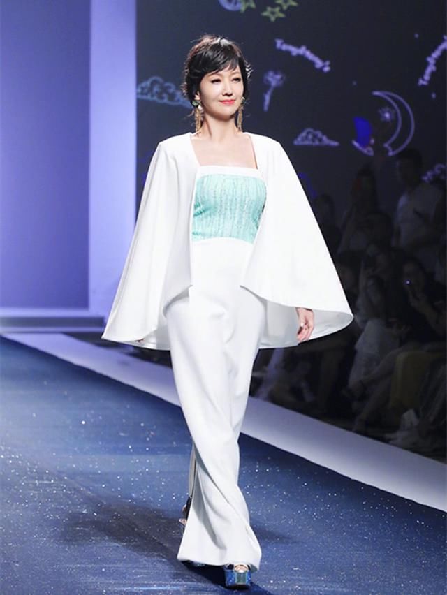 63岁赵雅芝真会玩，“蚊帐”拿来当罩衫，看脸叫姐姐都可以！