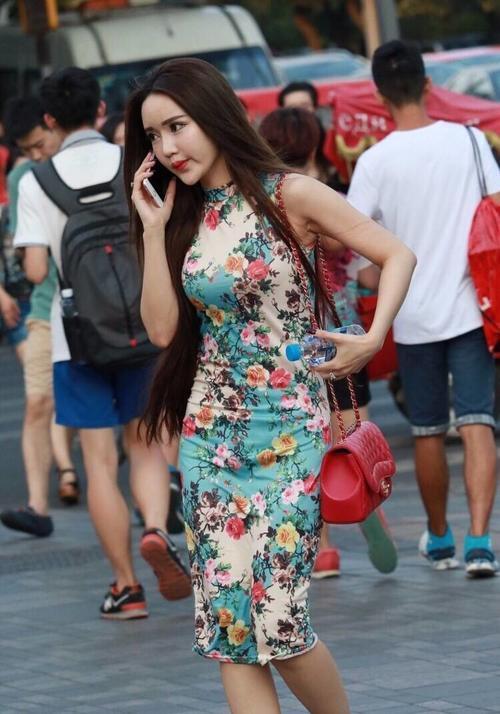 街拍，身材微胖的小姐姐穿着修身又时尚，走在街上吸引路人目光