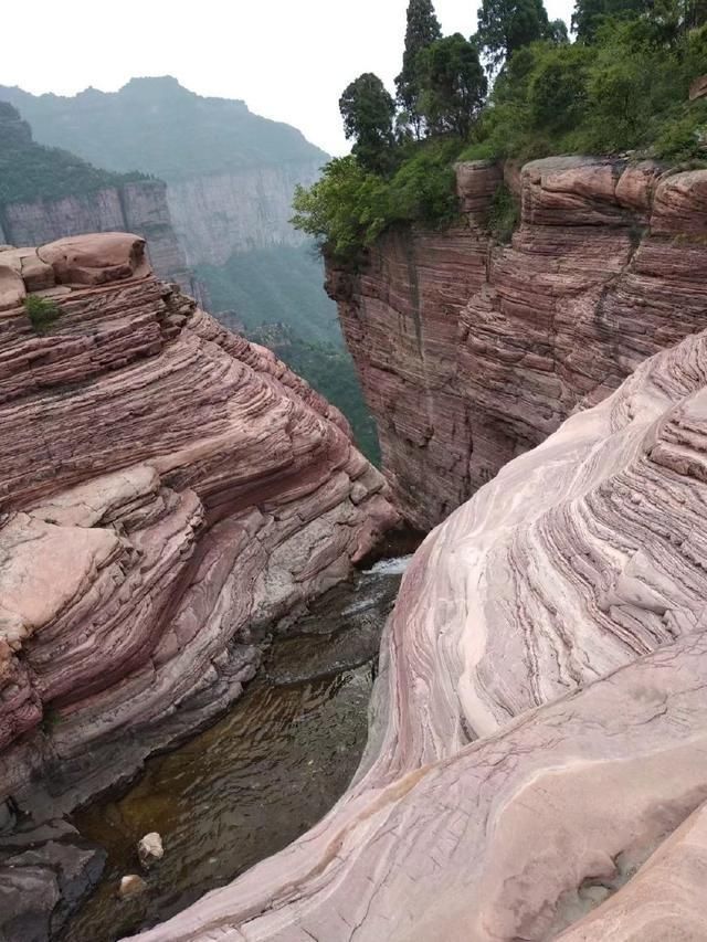 太行山悬崖上这个山村，至今仍然没有通公路，想上山只能步行