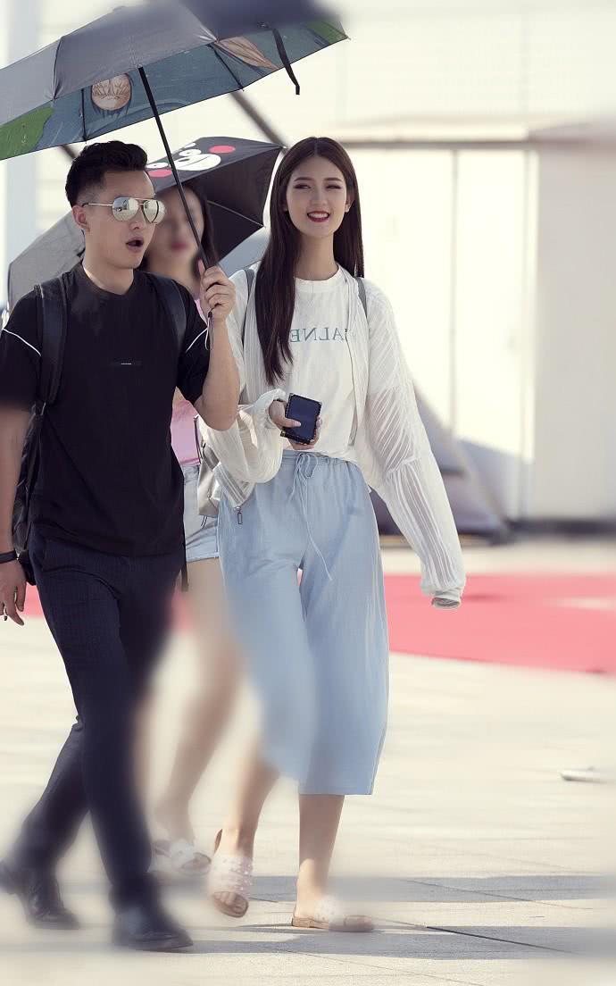 街拍：妩媚迷人风情的小姐姐，时尚迷人又干练帅气！