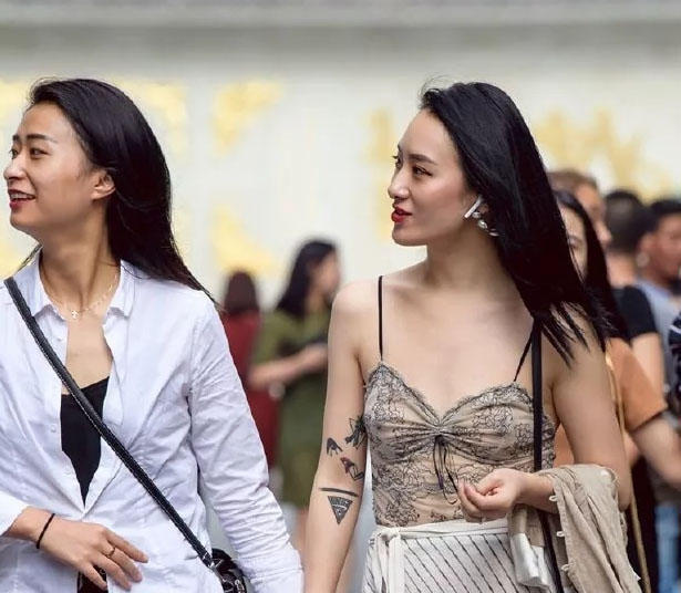 成熟小吊带裹出性感上围,最能凸显女生妩媚,极具视觉冲击力