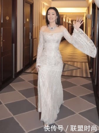 巩俐穿牛仔裤现身，却系了条70年代的皮带，网友：肚腩更明显！