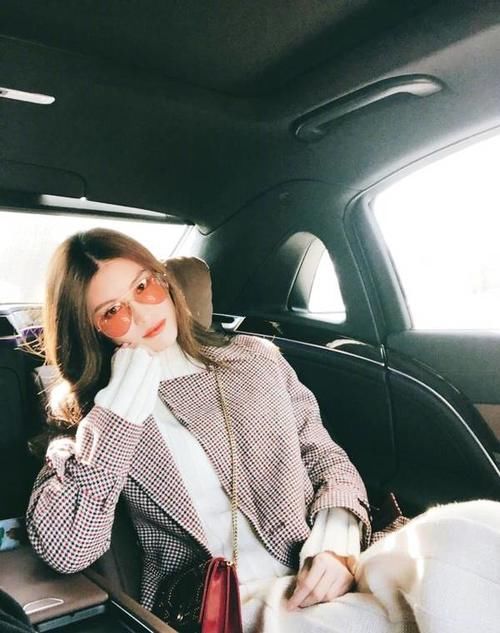 超模何穗晒美照称衣服好看 网友: 主要是人美