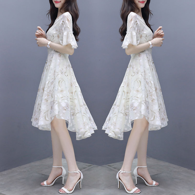 40以上女人，早秋尽量别穿不过膝短裙，这种过膝长裙，优雅显瘦