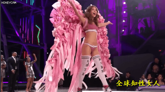 2016年的维密秀，有一副粉色蝴蝶结维密天使翅膀，大家还记得吗？