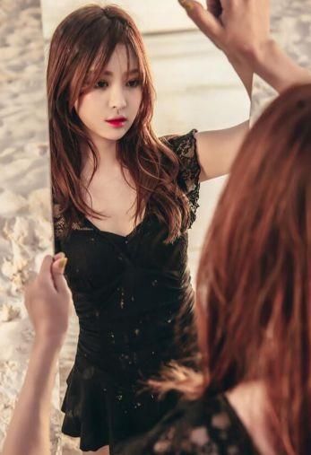 蕾丝镂空泳衣美女，展示美女的S型身材曲线，撑起100分女人时尚