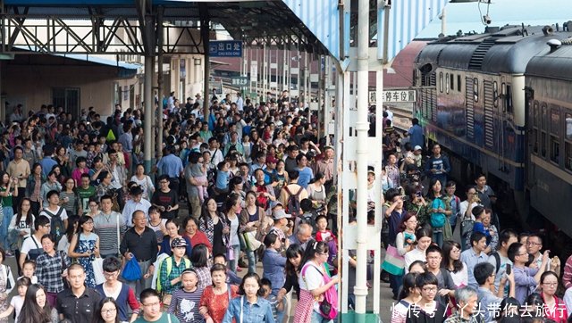 春运“一票难求”的3个城市，让人绝望的拥挤，乘客：我只想回家