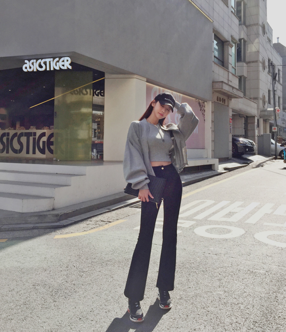 女神孙允珠，酷炫卡路里灰青石健美打底衫