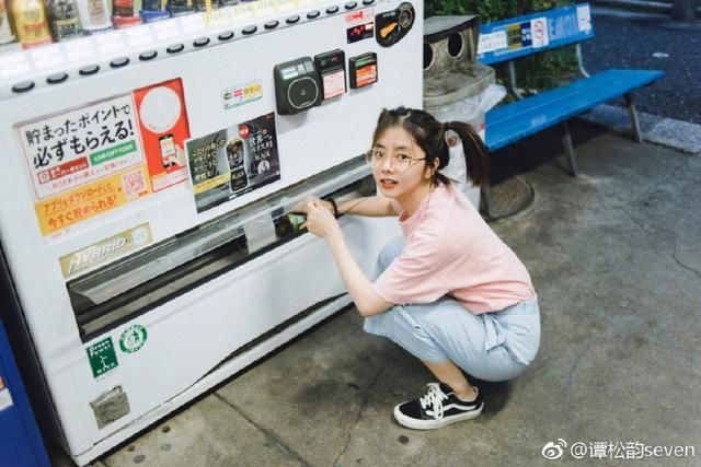 谭松韵蓝色阔腿裤配粉色T恤,28岁嫩回18岁!网友:这发型真抢镜