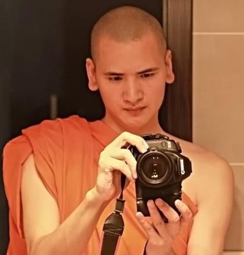 被称为中国最帅和尚，因颜值引无数游客合影？网友：还俗吗？