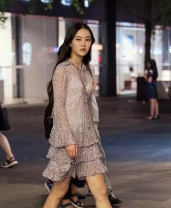 姐妹|街拍:一起逛街的时尚姐妹,浅色的连衣裙清新时尚有活力,十分的唯美