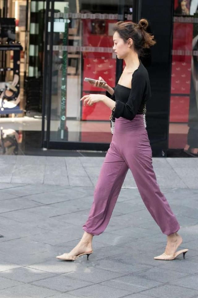 靓丽街拍：圆臀穿抹胸美女，看着苗条纤瘦，其实也挺丰润的！