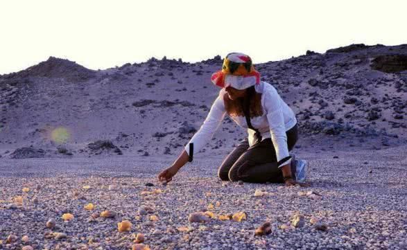  [玛瑙石]内蒙古玛瑙湖中遍地玛瑙，曾被误认为是普通石子，3年损